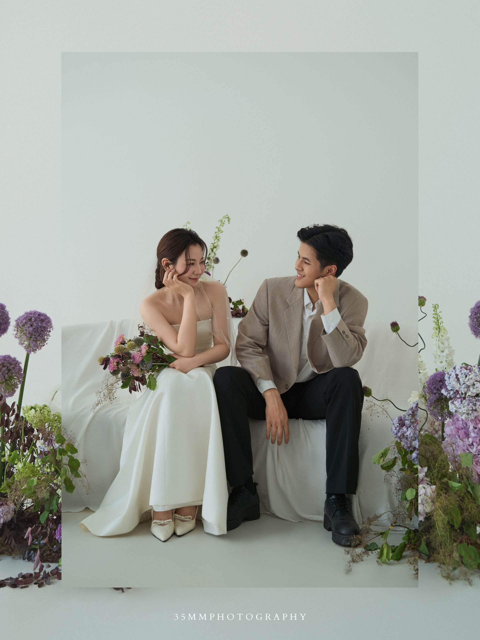 Hoàng Dũng và Khánh Linh bên sofa hoa